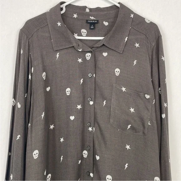 Torrid Dark Gray Lizzie Button Down Blouse with Skulls, Hearts, Stars. Size 3X. - Picture 3 of 12